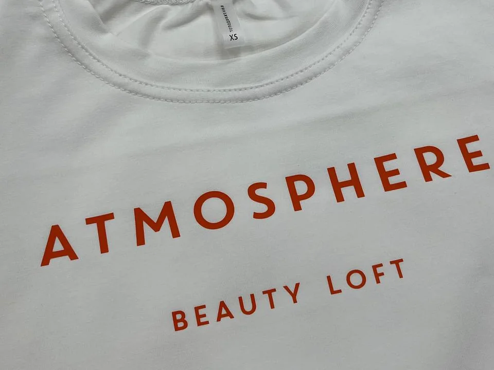 Белая футболка с надписью ATMOSPHERE BEAUTY LOFT в один цвет