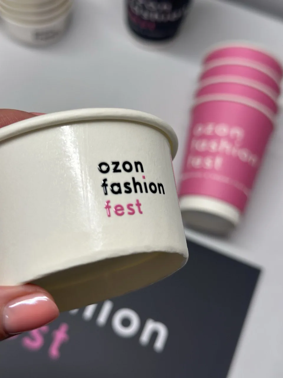 Белая бумажная креманка с логотипом Ozon Fashion Fest