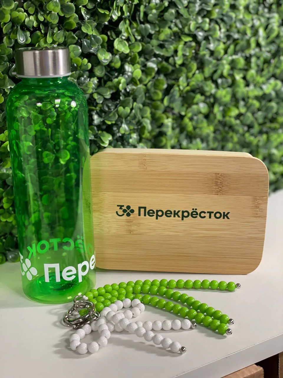 Зелёная бутылка, ланчбокс с деревянной крышкой и логотипом, обвесы из бусин