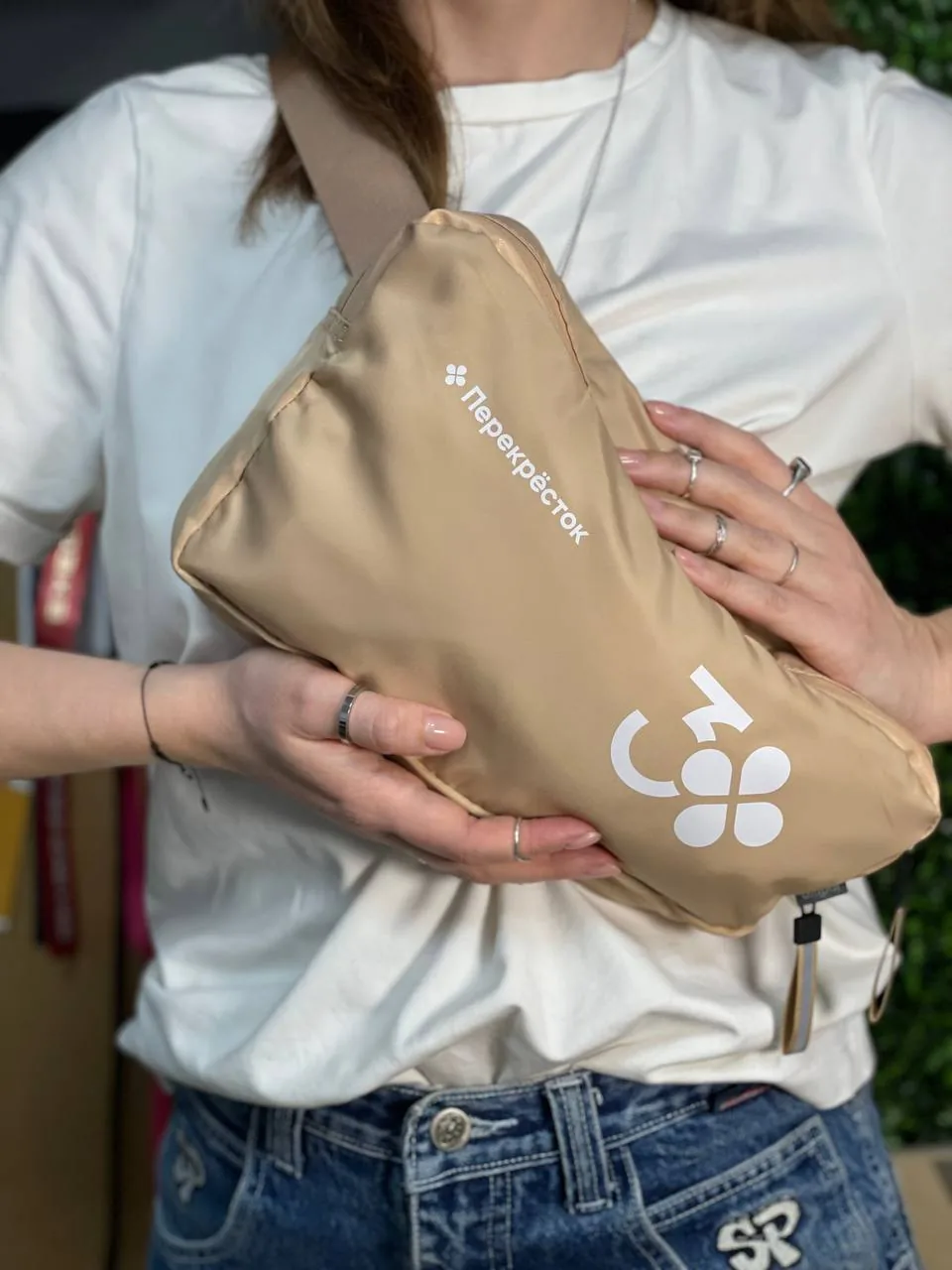 Бежевая поясная сумка с белым логотипом «Перекрёстка»